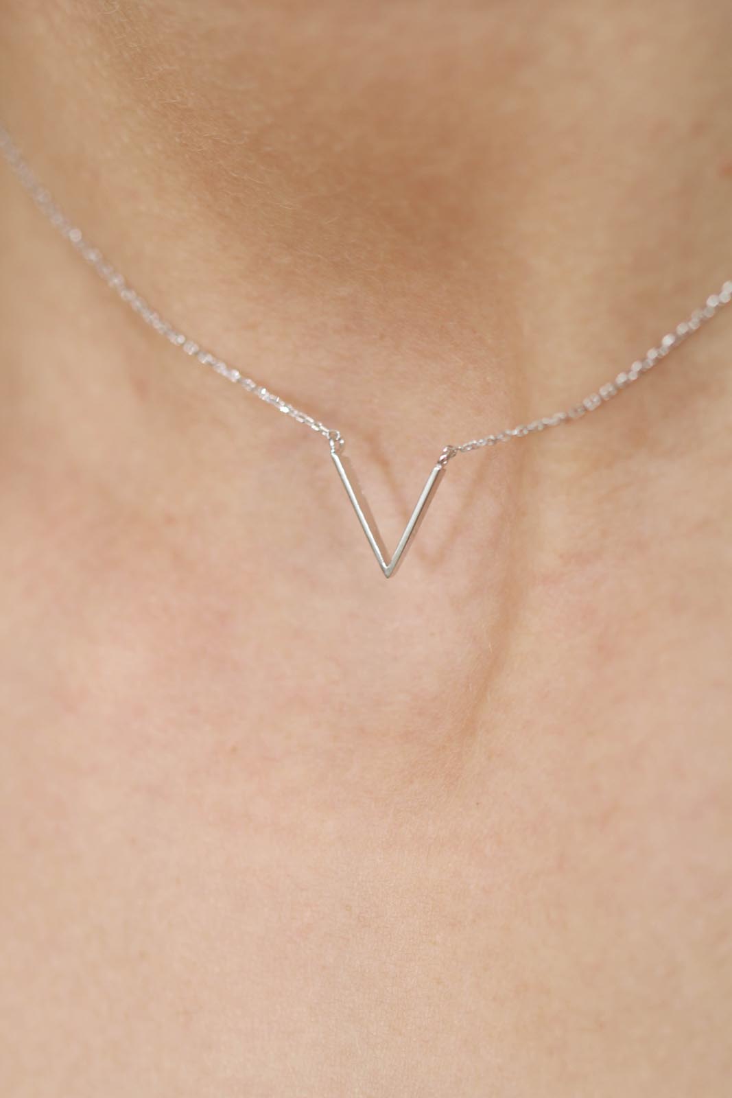 Charm necklace - Silver plunging V