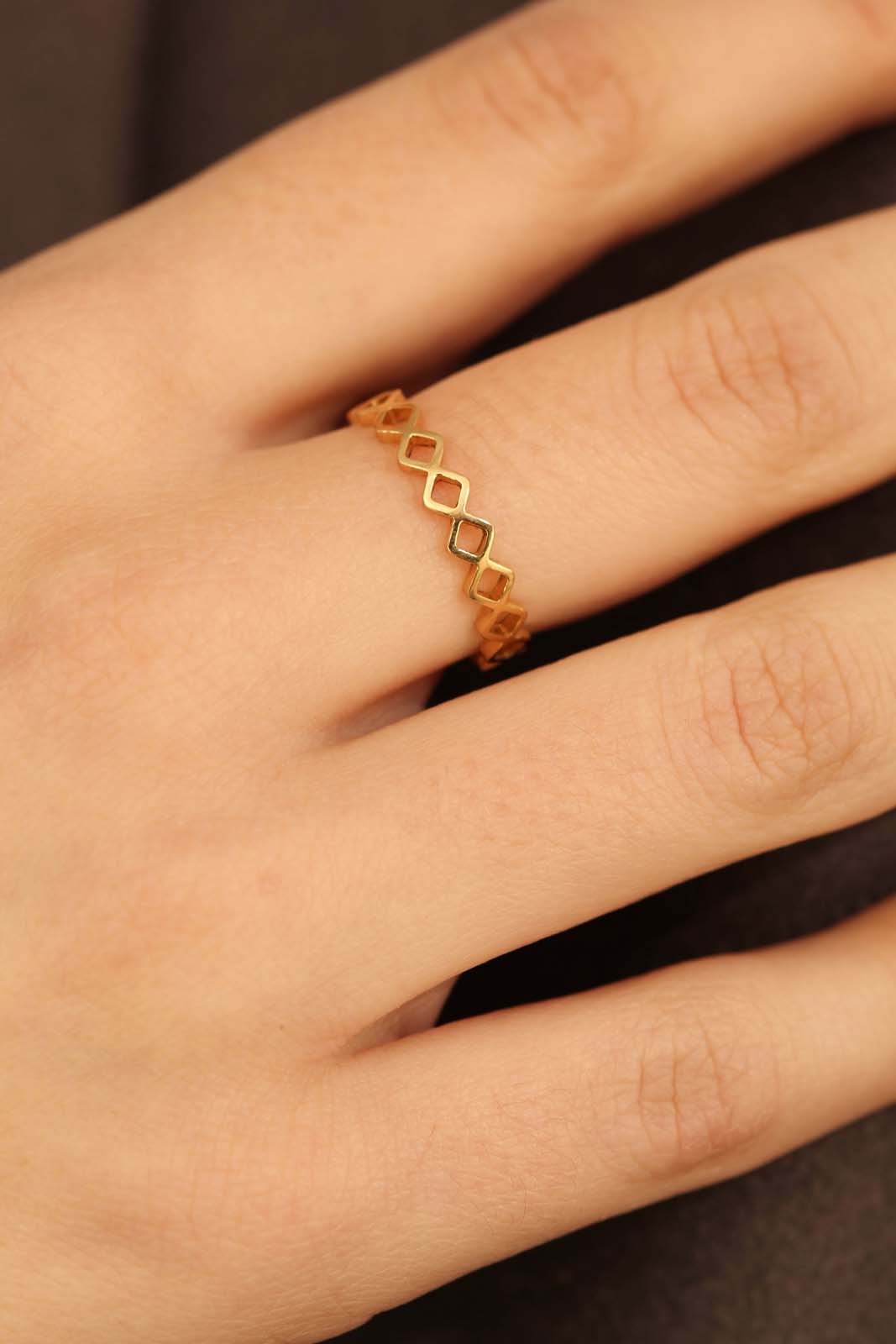 Gold zig zag diamonds ring