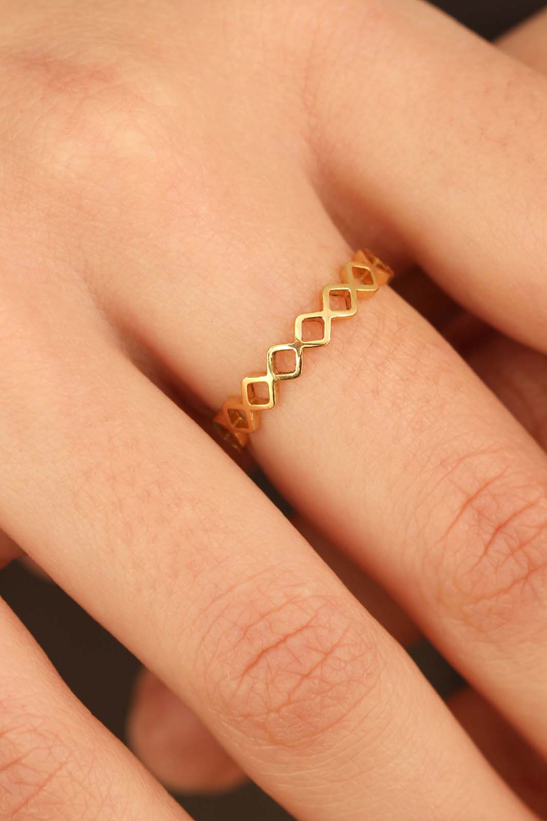 Gold zig zag diamonds ring