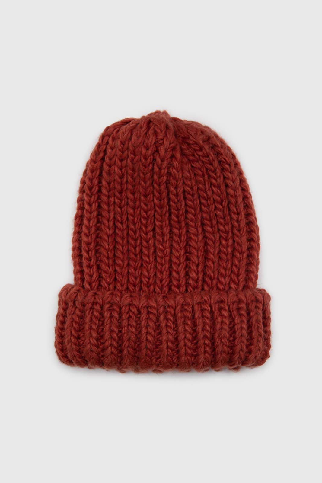 Rusty orange ribbed black feather pom pom hat
