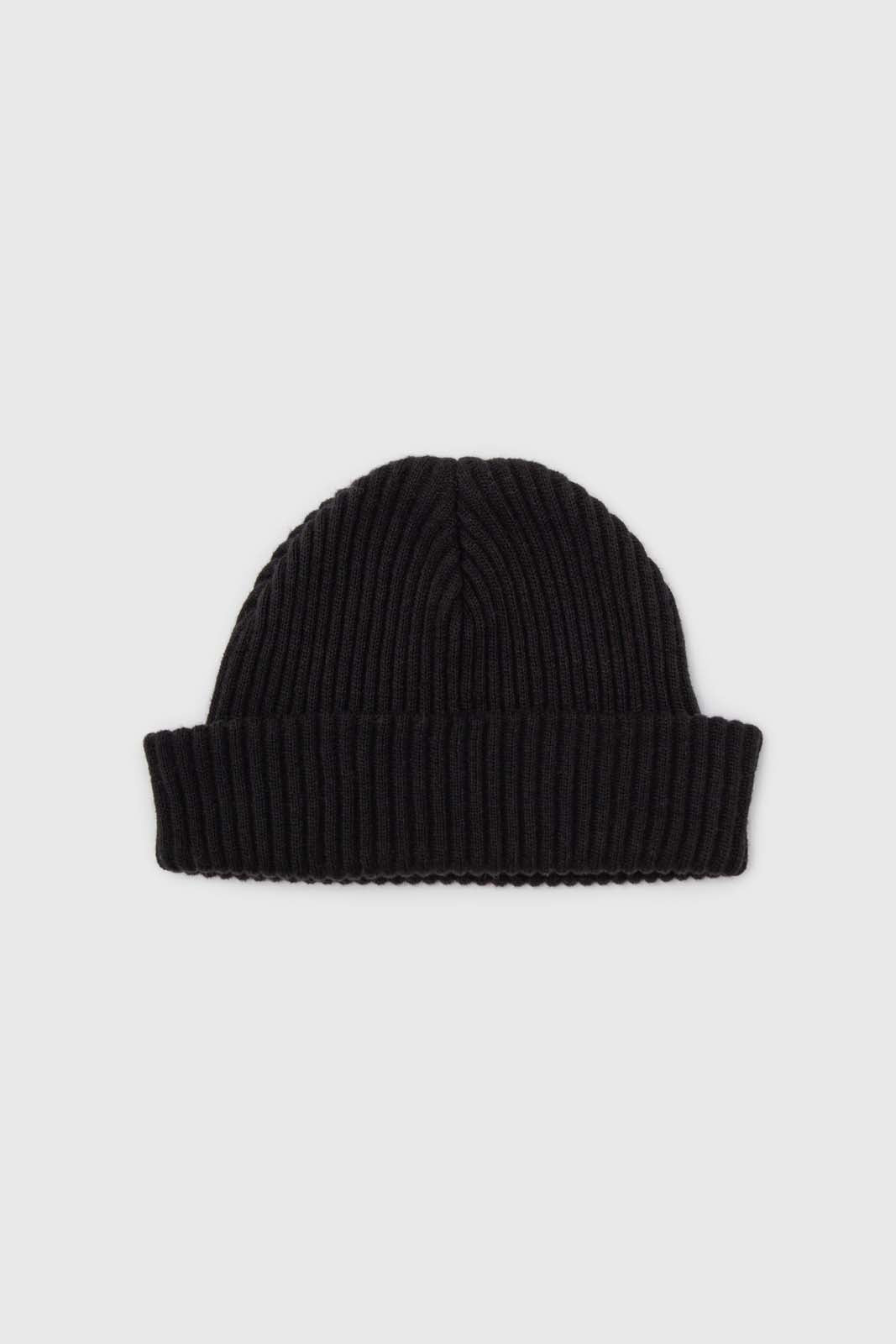 Black ribbed beanie hat