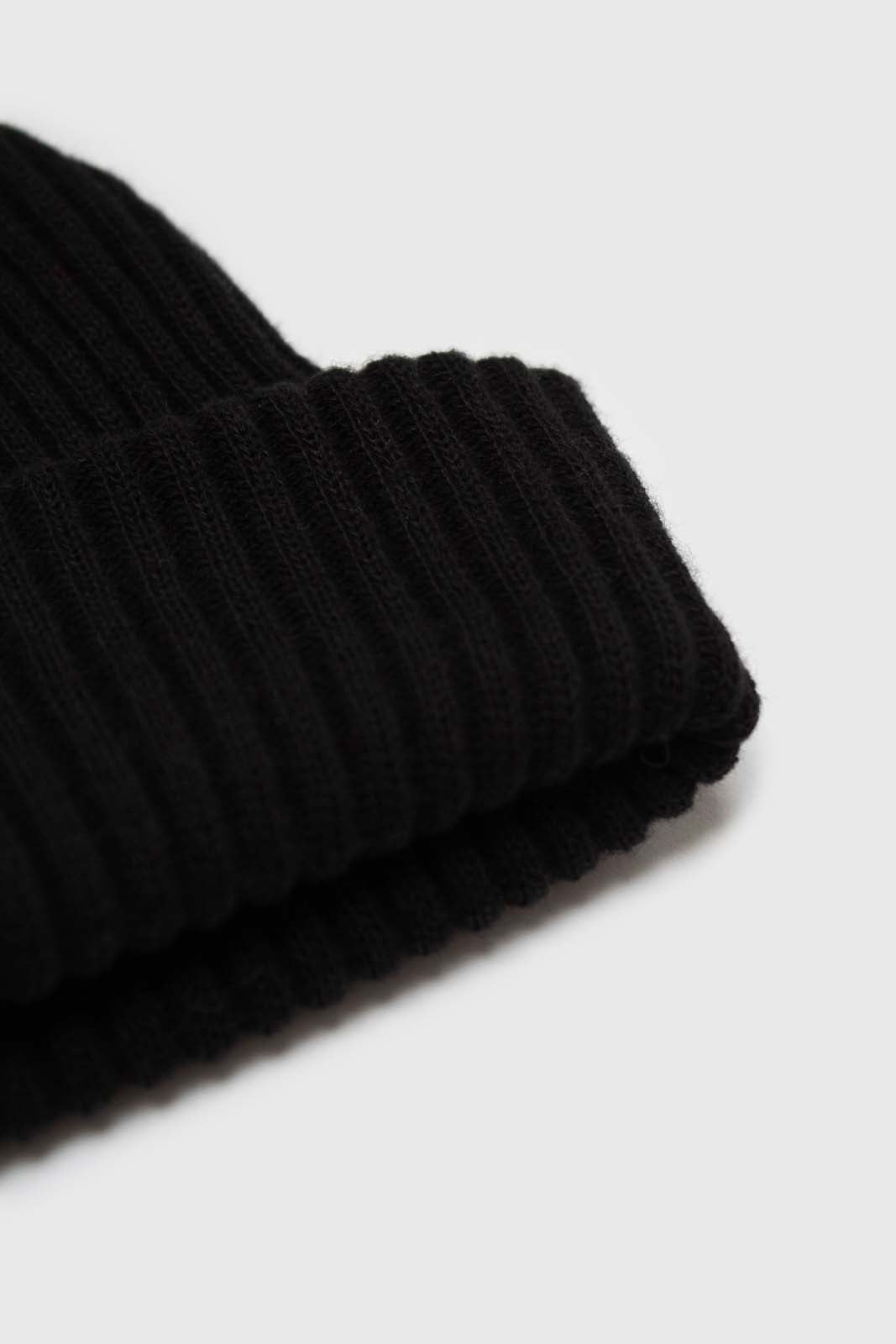 Black ribbed beanie hat