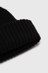 Black ribbed beanie hat