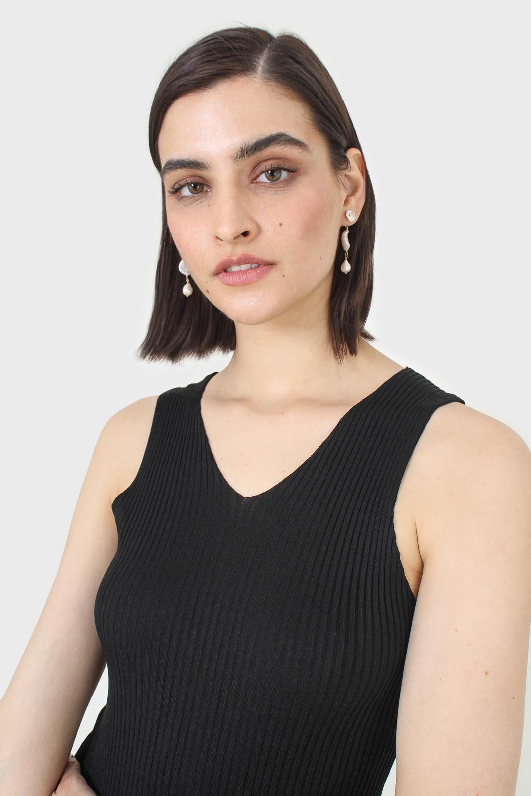 Black ribbed double V-neck knit tank