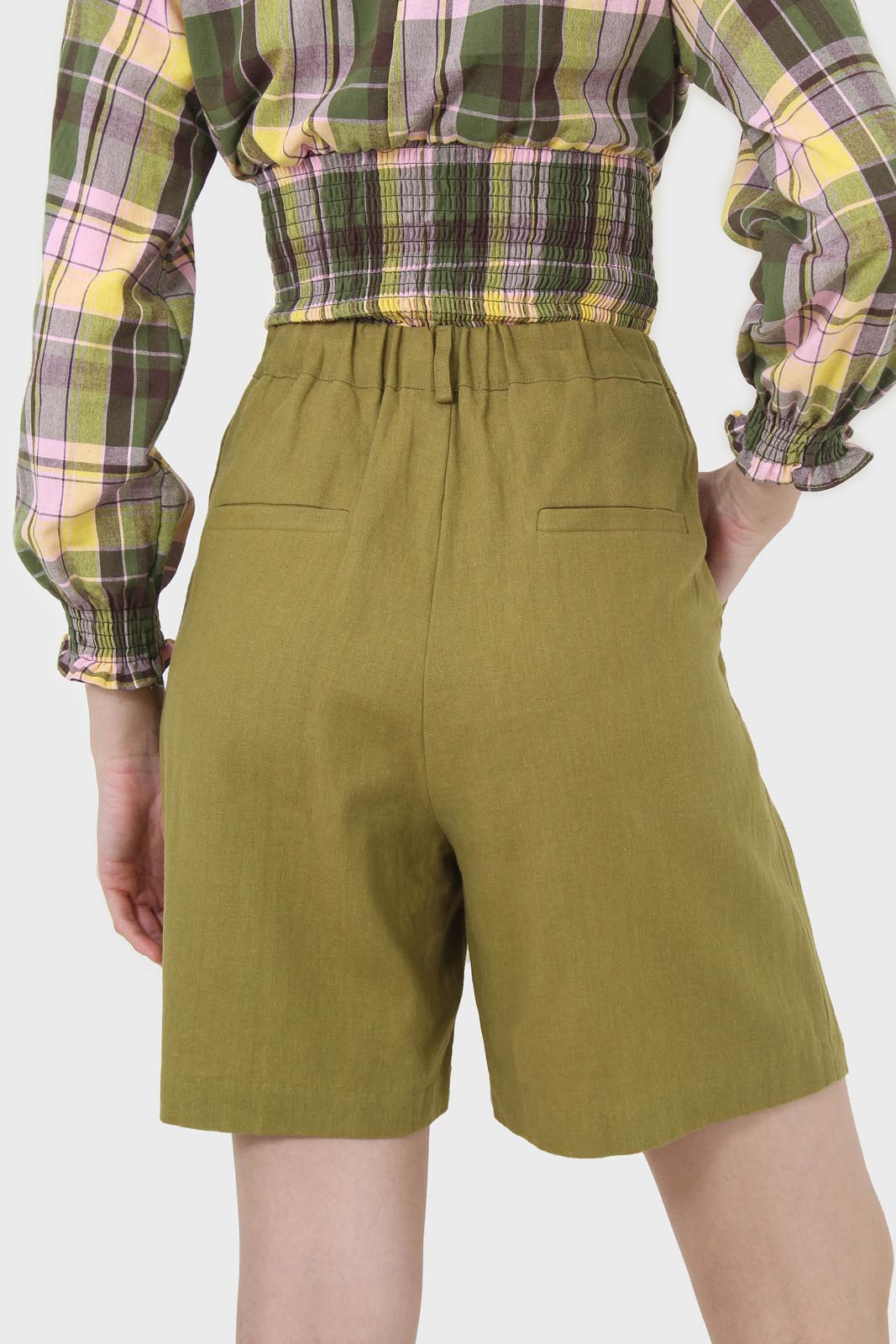 Olive tucked wide fit linen shorts