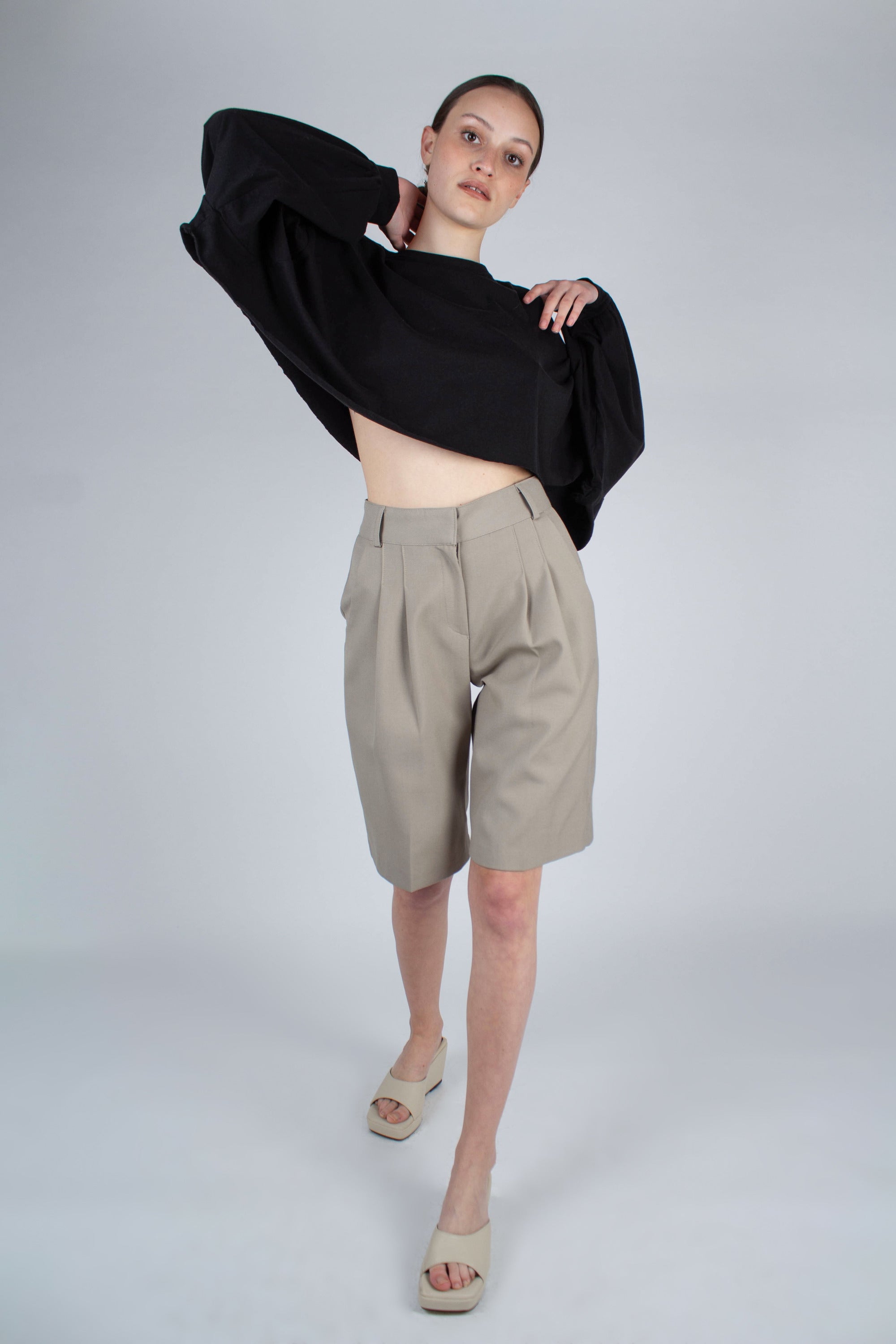 Pale khaki tucked suit shorts