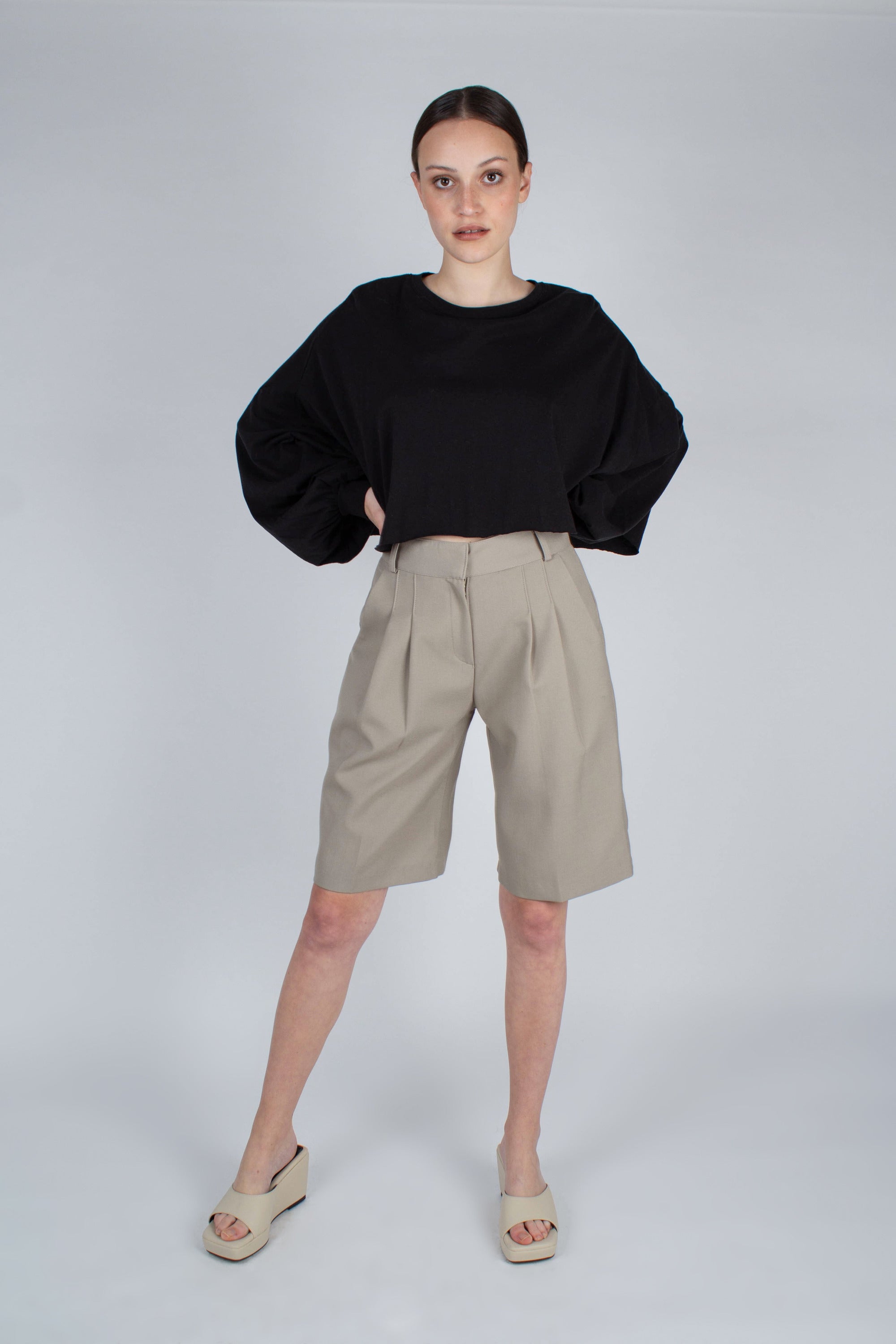 Pale khaki tucked suit shorts