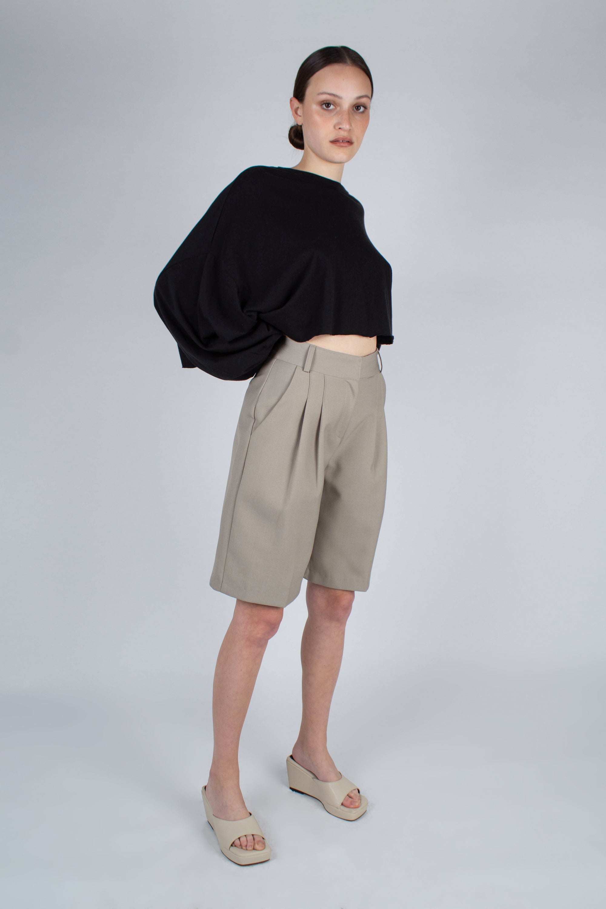 Pale khaki tucked suit shorts