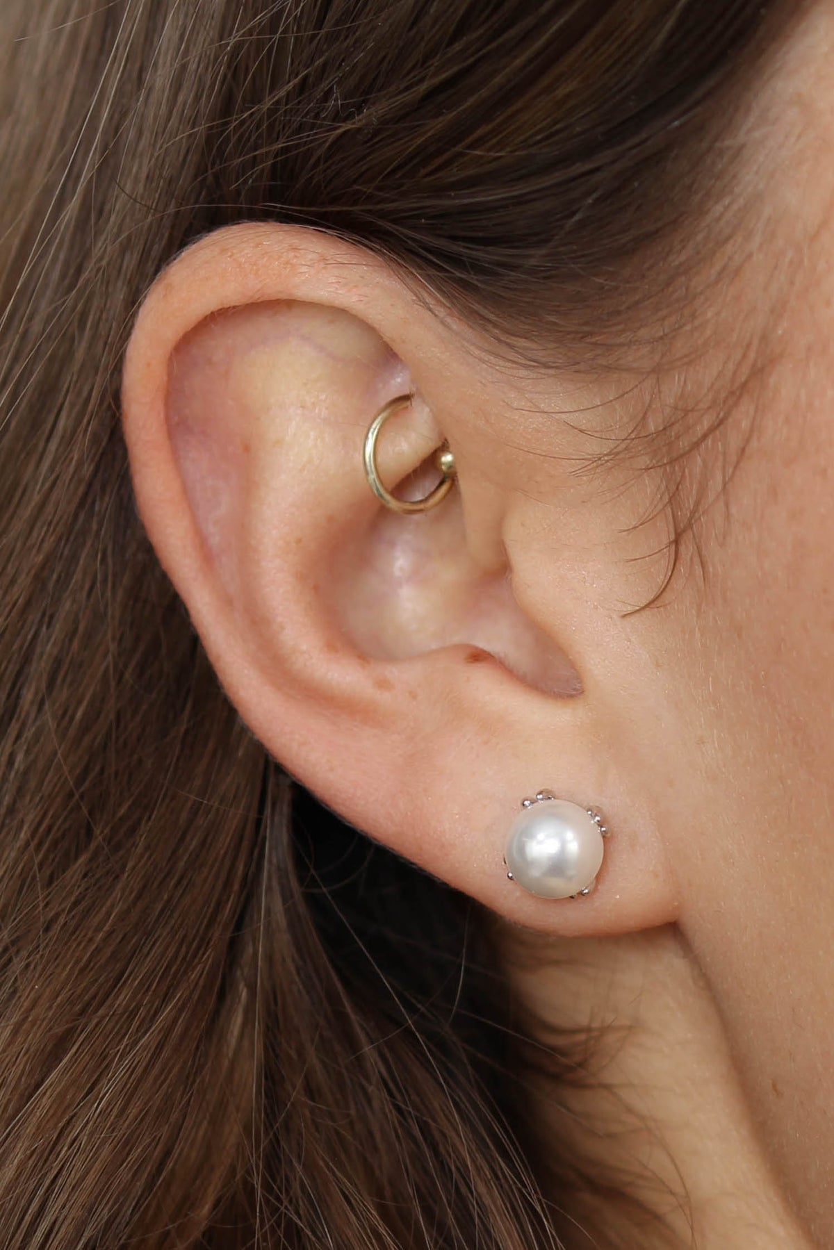 Silver sepal small pearl earrings