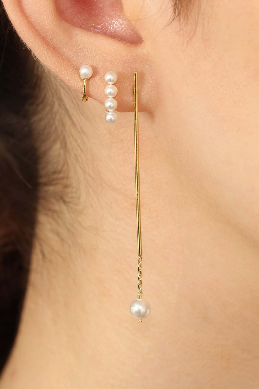 Gold small pearl D earrings