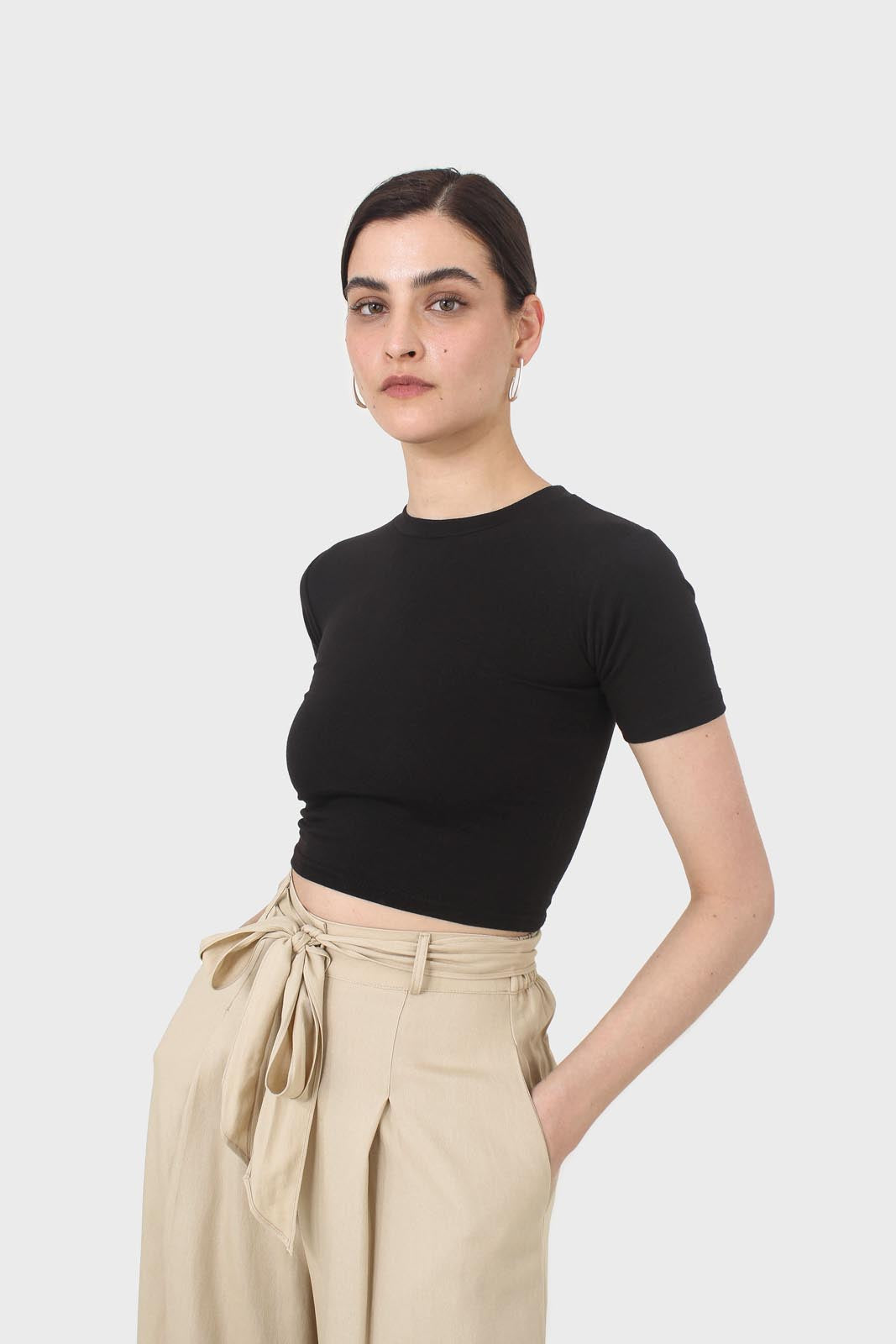 Black fitted cropped tee