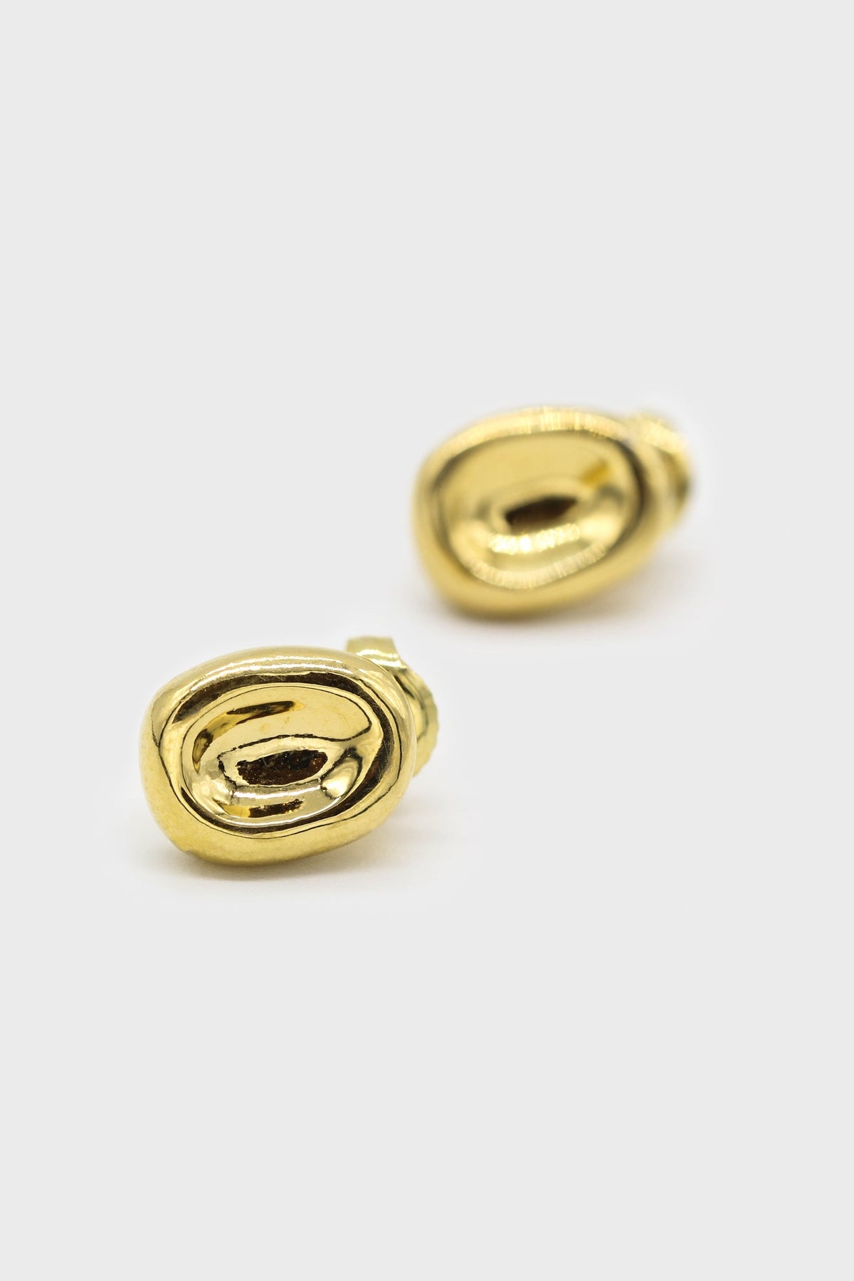 Gold hammered oval thick earrings