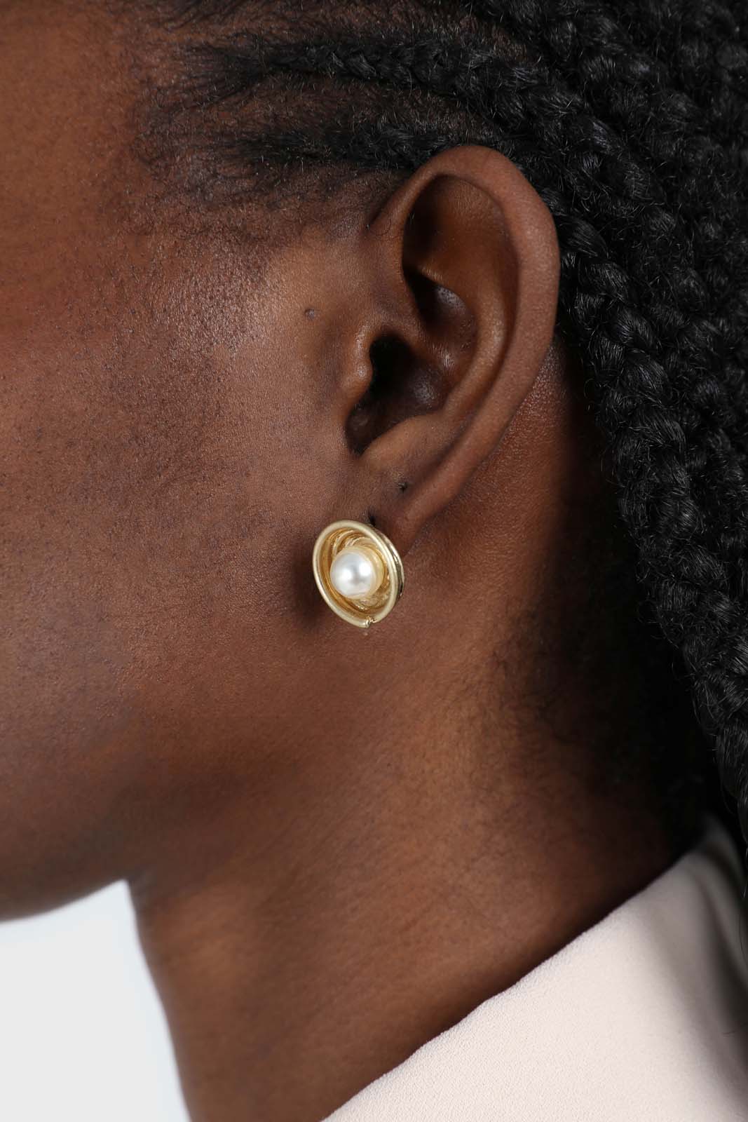 Gold large pearl circle nest earrings