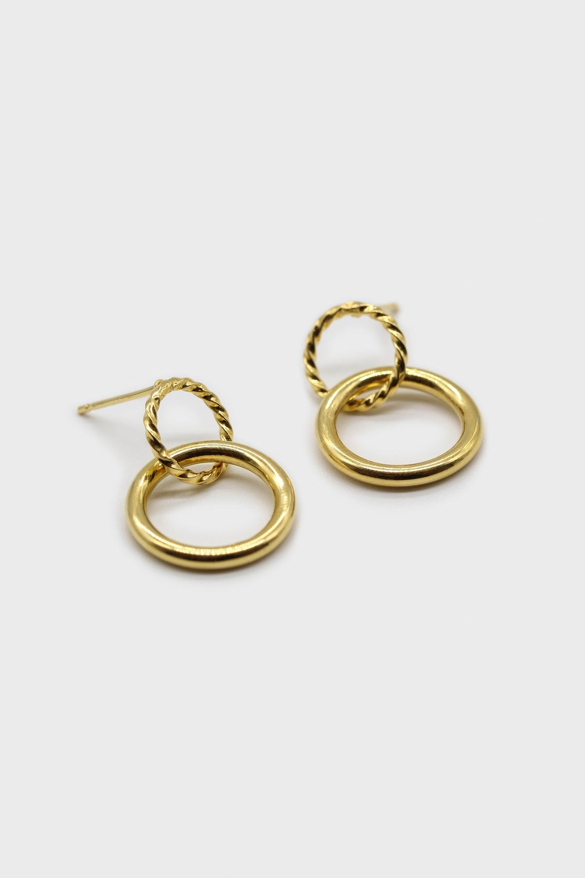 Gold linking circle earrings