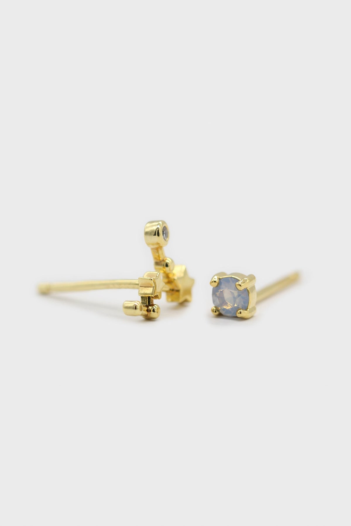 Gold birthstone zodiac earrings / Mar - Aquamarine light blue