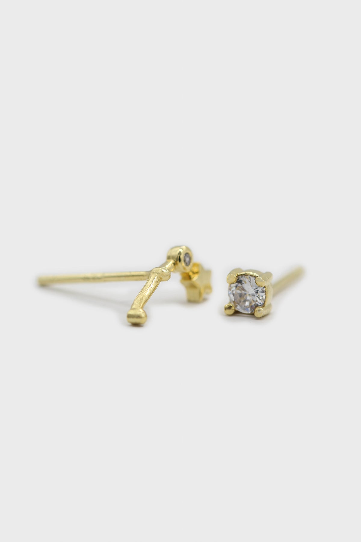 Gold birthstone zodiac earrings / Apr - Diamond