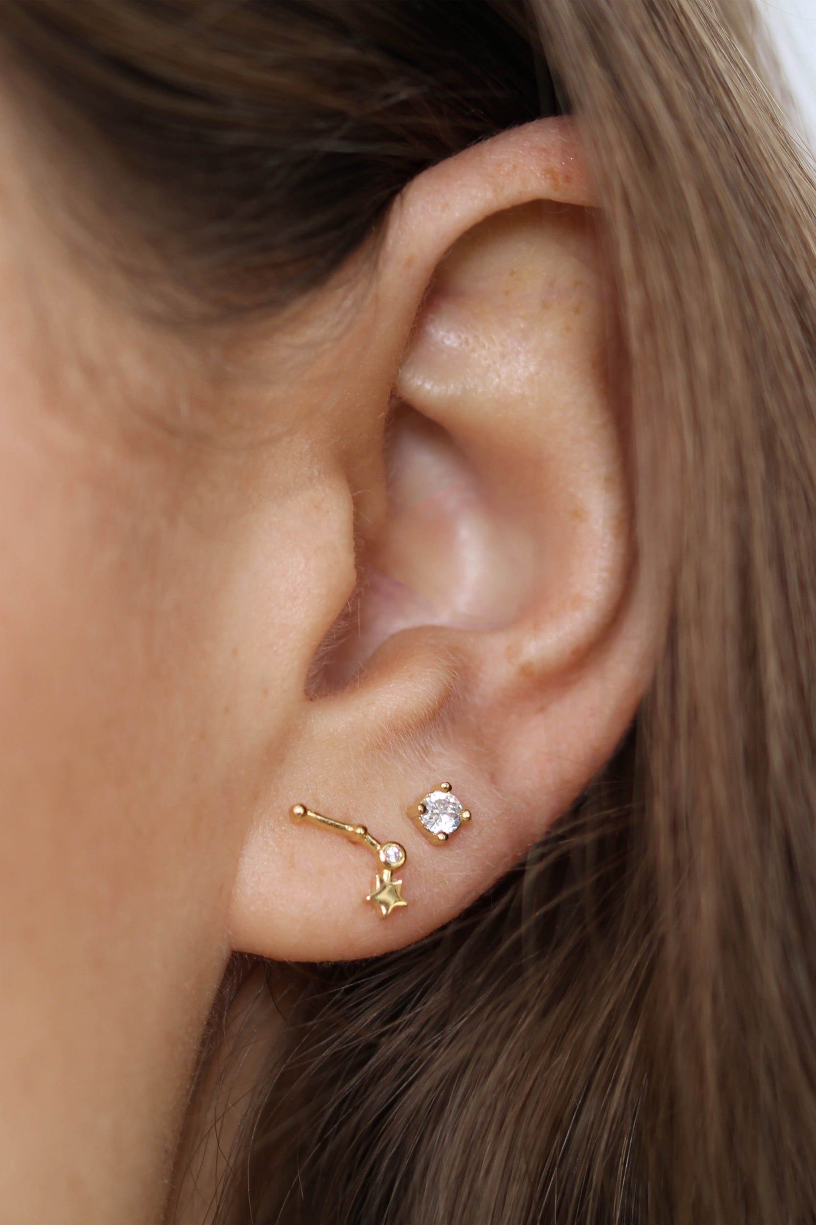 Gold birthstone zodiac earrings / Apr - Diamond