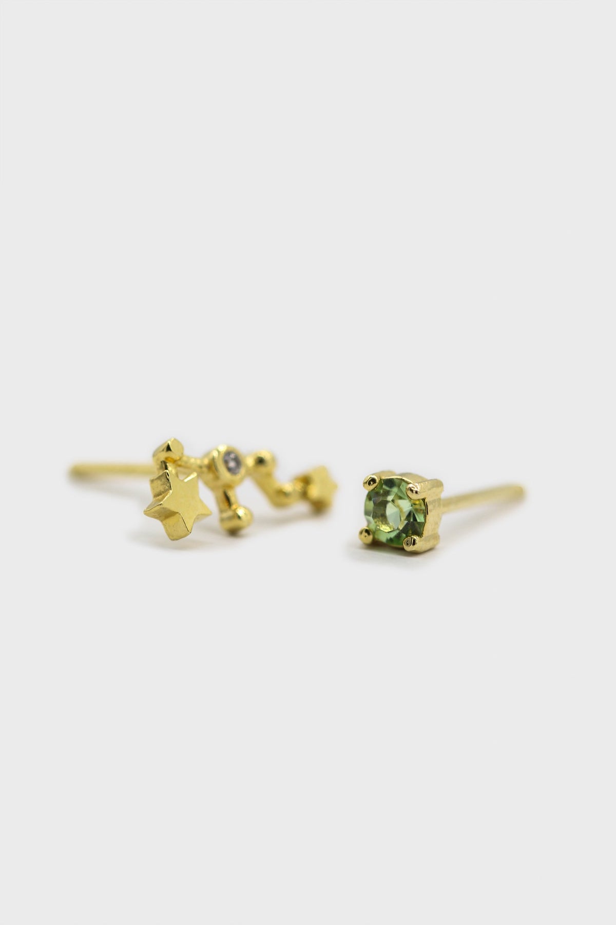 Gold birthstone zodiac earrings / Aug - Peridot light green