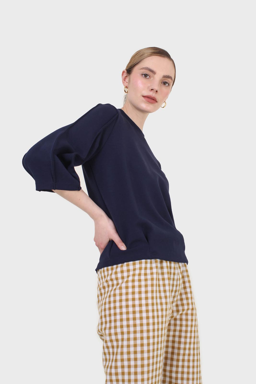 Navy sharp seamed 3/4 sleeve top