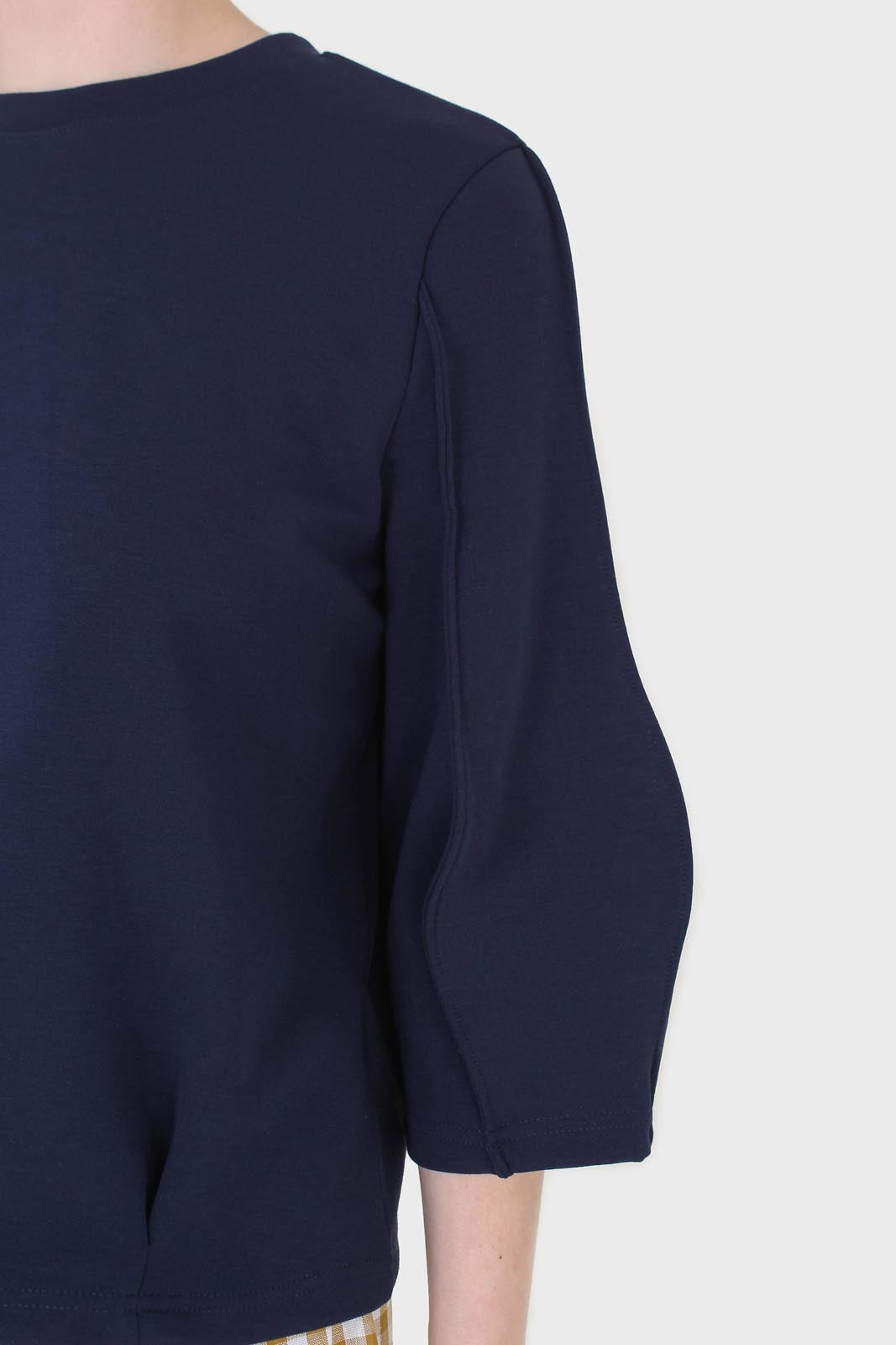 Navy sharp seamed 3/4 sleeve top