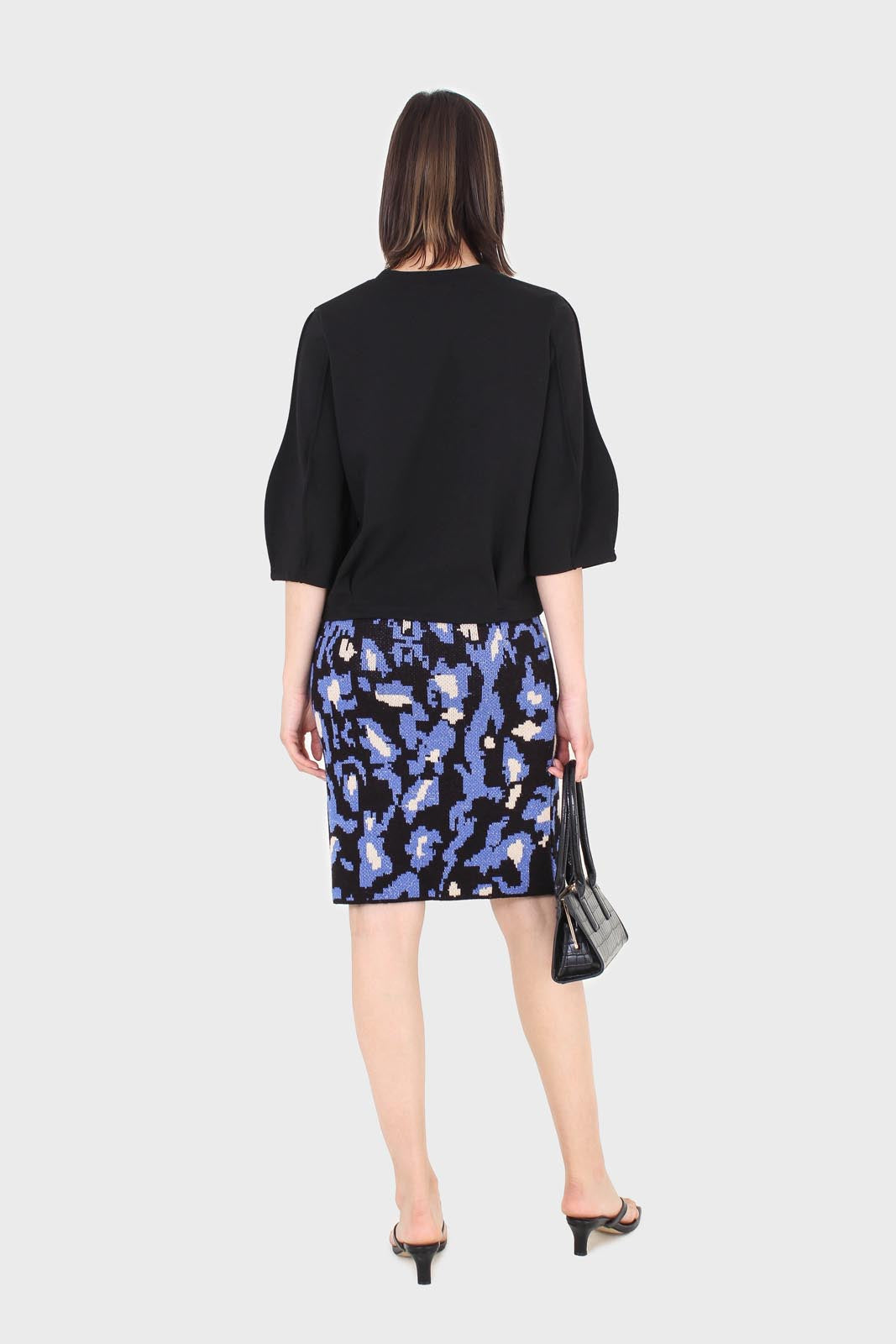 Black sharp seamed 3/4 sleeve top