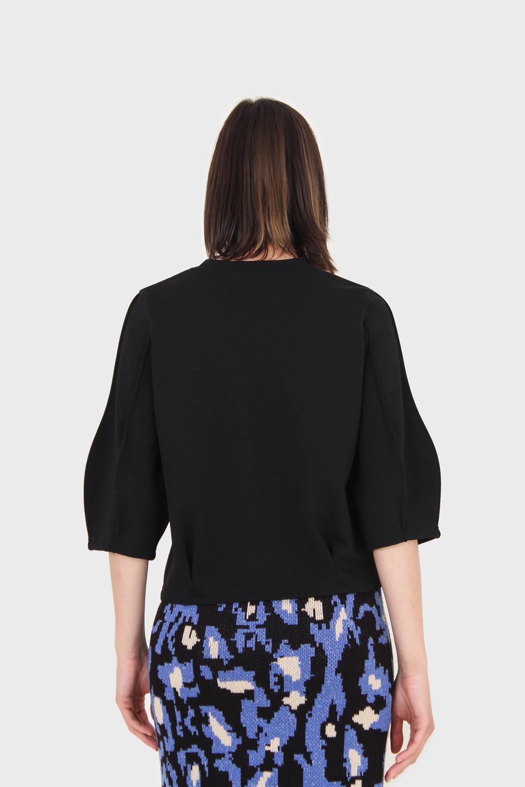 Black sharp seamed 3/4 sleeve top