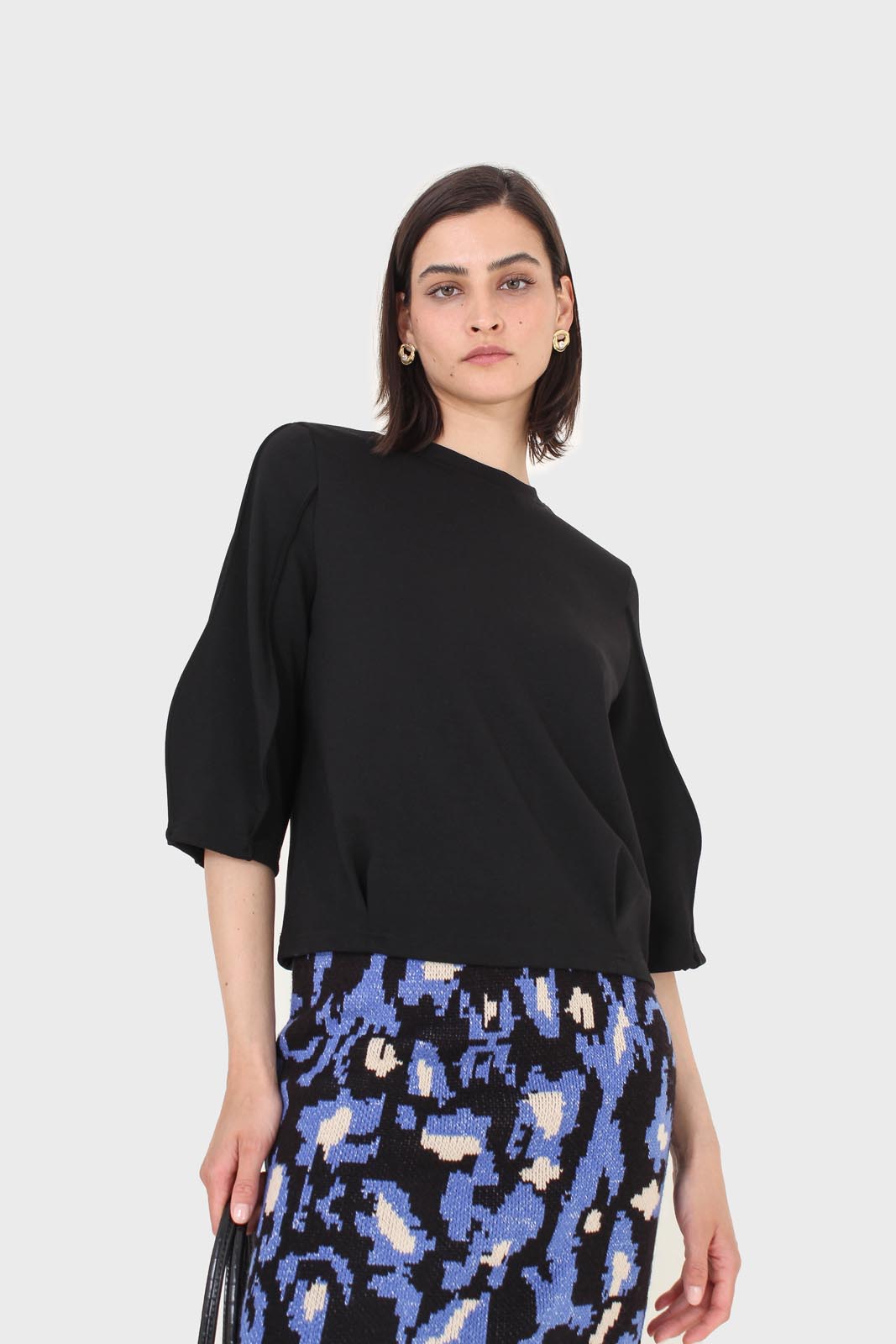 Black sharp seamed 3/4 sleeve top