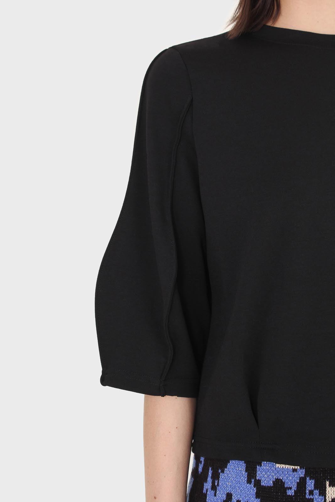 Black sharp seamed 3/4 sleeve top