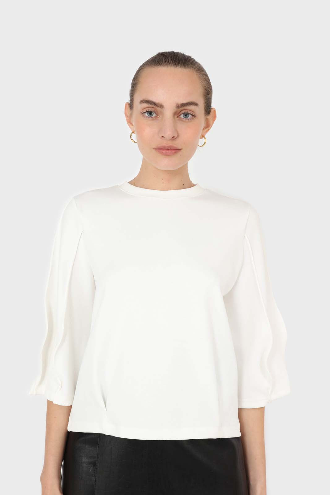 White sharp seamed 3/4 sleeve top