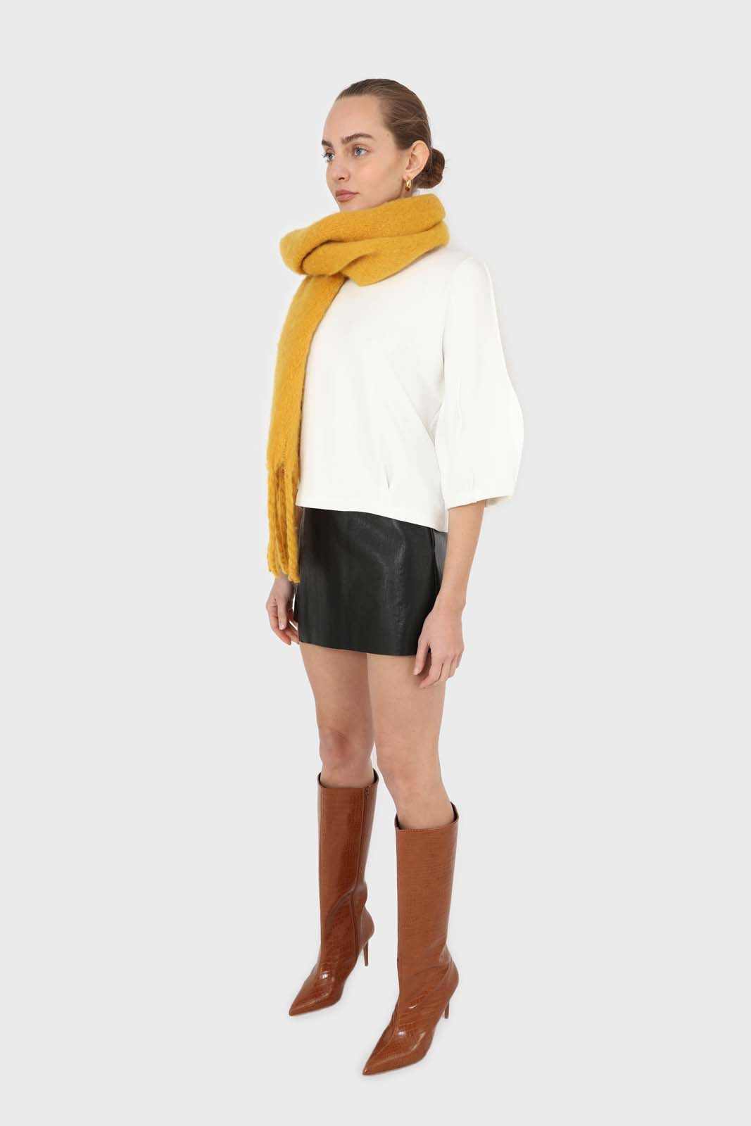 White sharp seamed 3/4 sleeve top