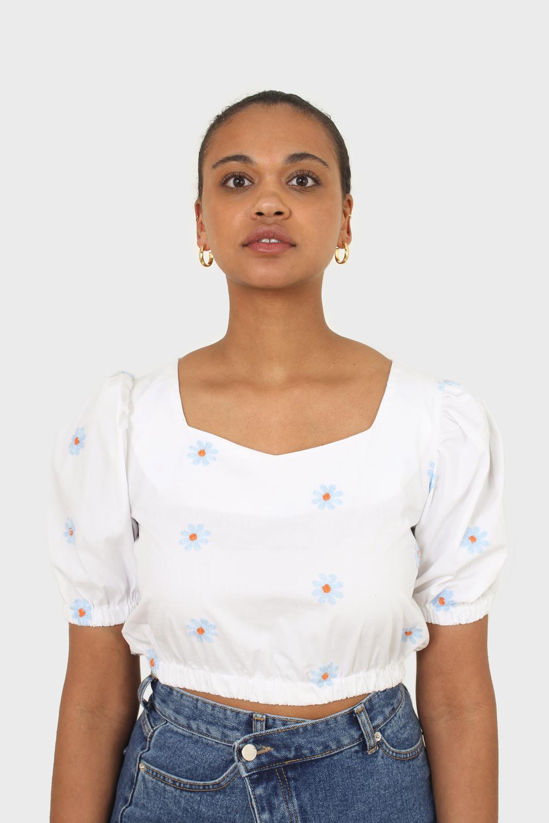 White embroidered daisy short sleeved top