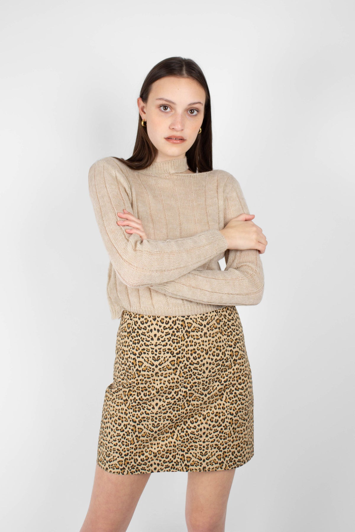 Beige neck slit cropped long sleeved knit top