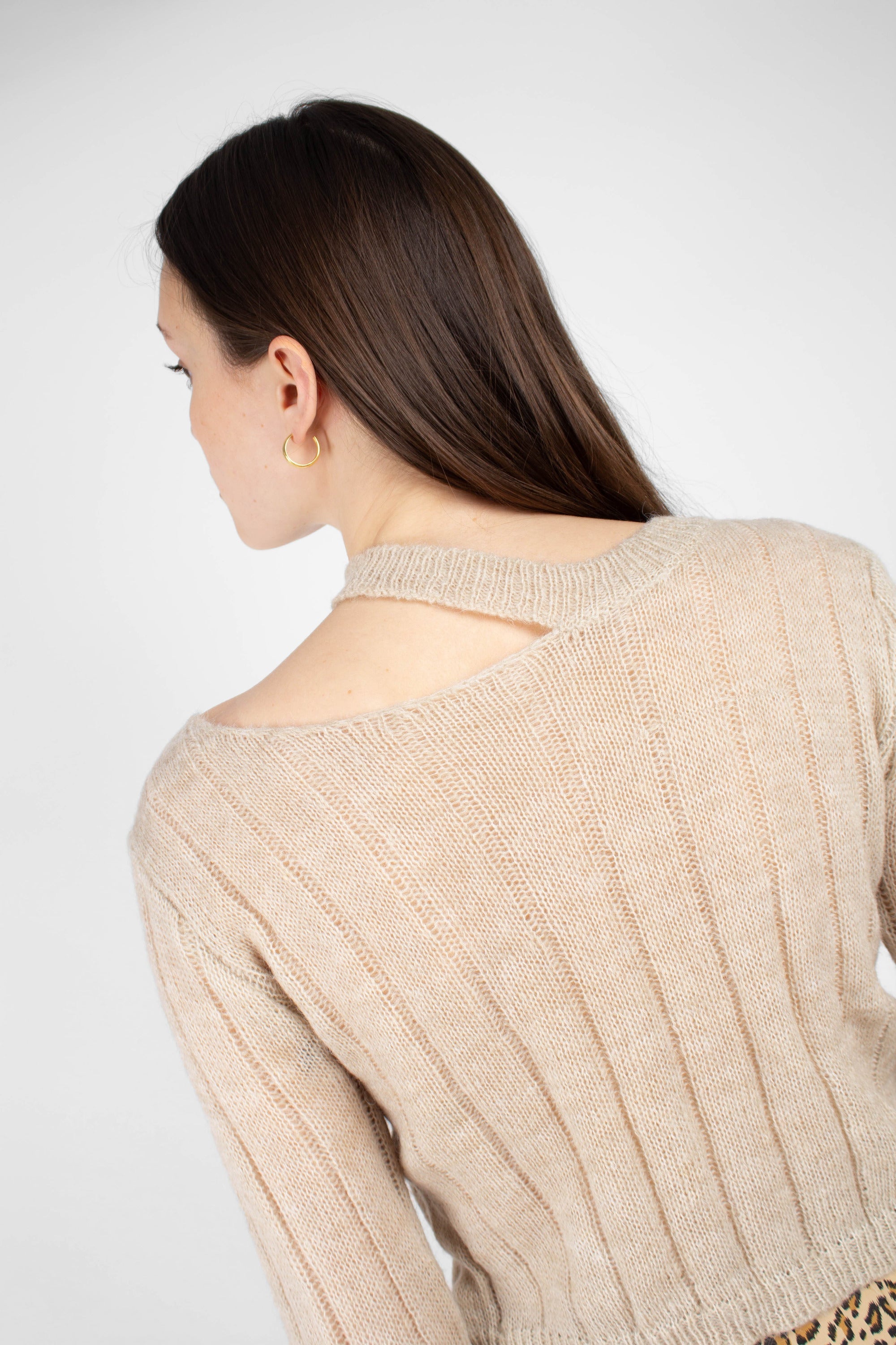 Beige neck slit cropped long sleeved knit top