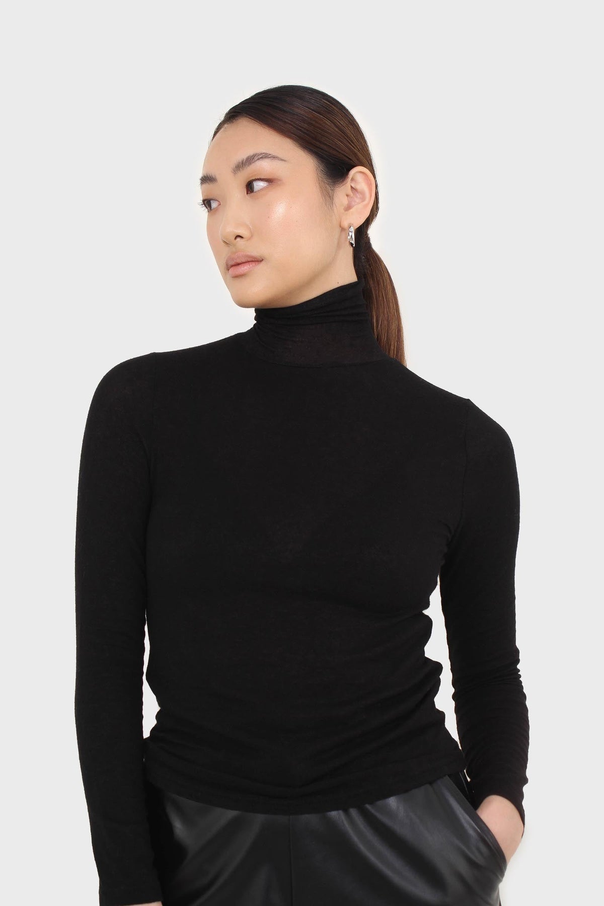 Black wool blended thin turtleneck top