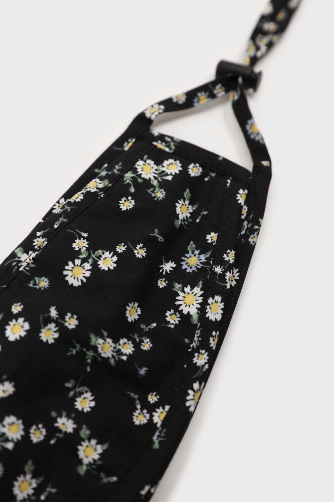 Black and white wild daisy print face mask