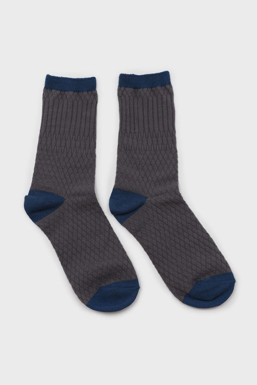 Grey textured diamond blue trim socks