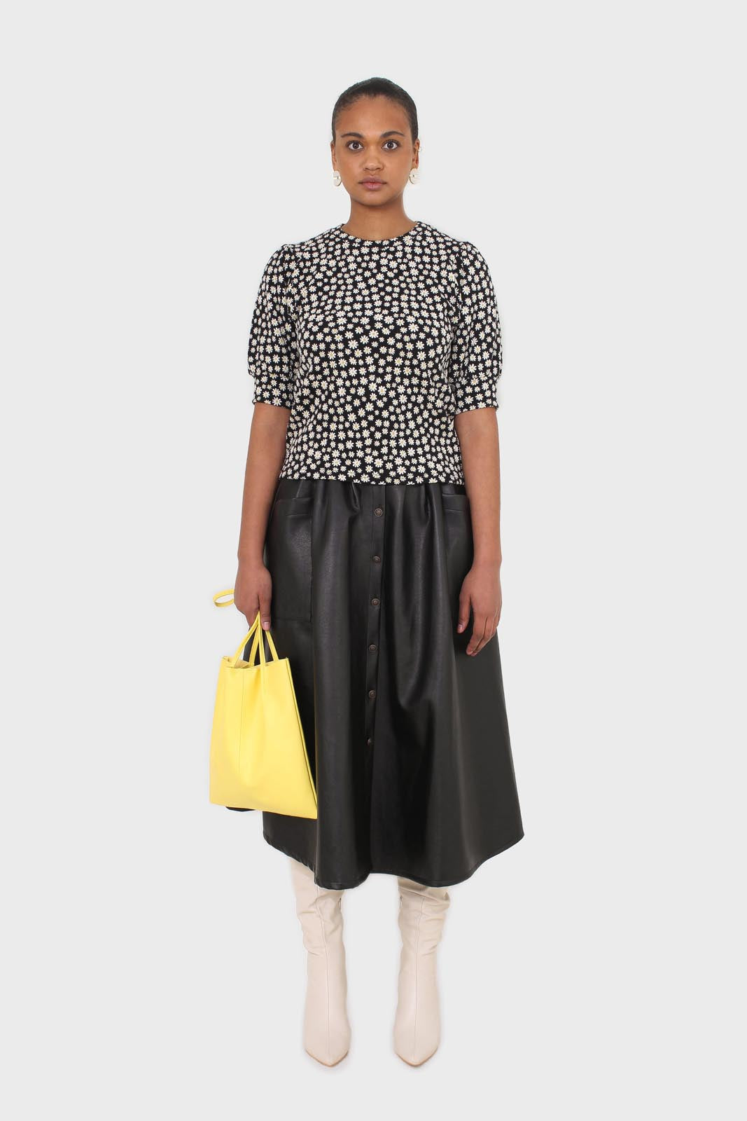Black and white daisy puff sleeved top