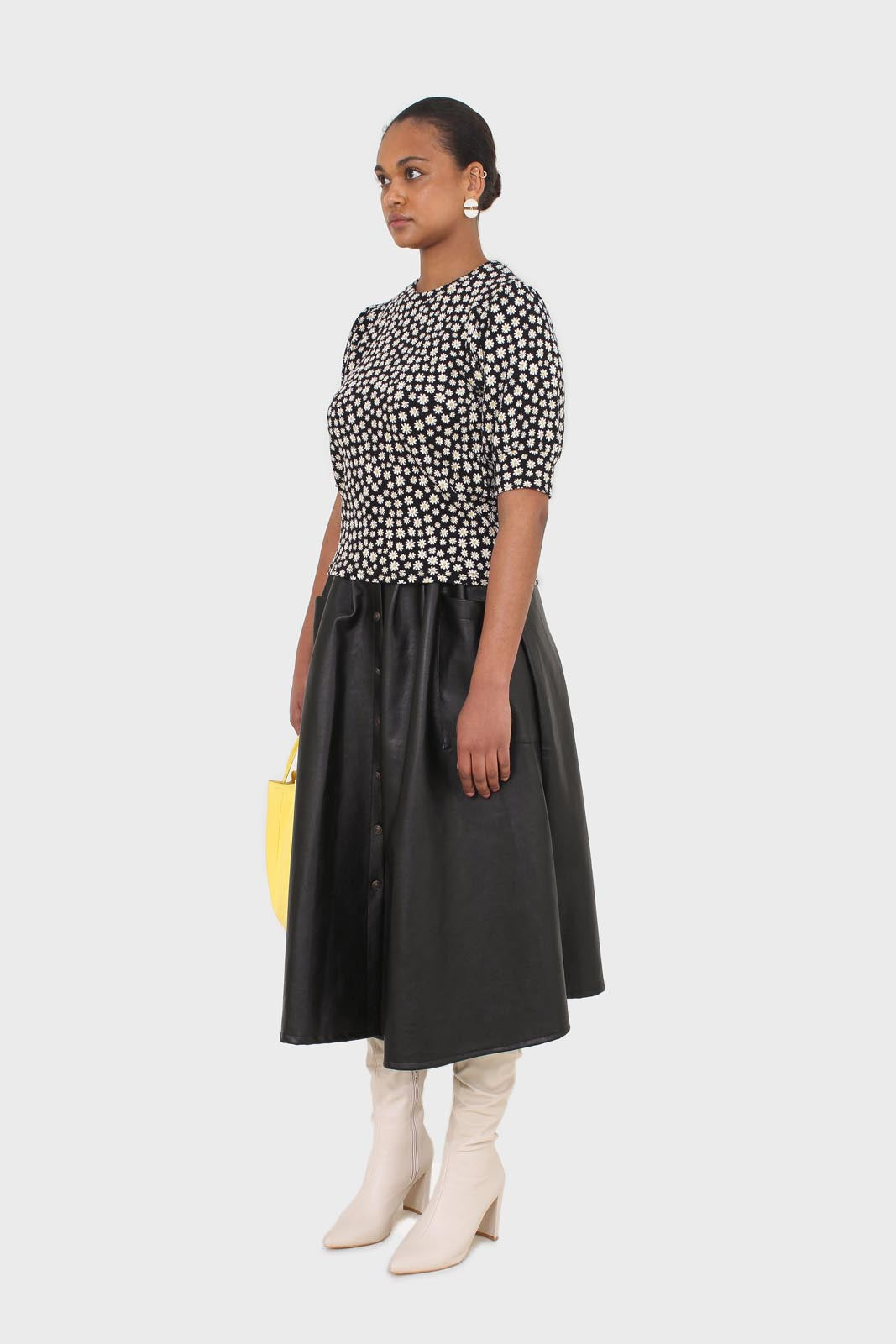 Black and white daisy puff sleeved top