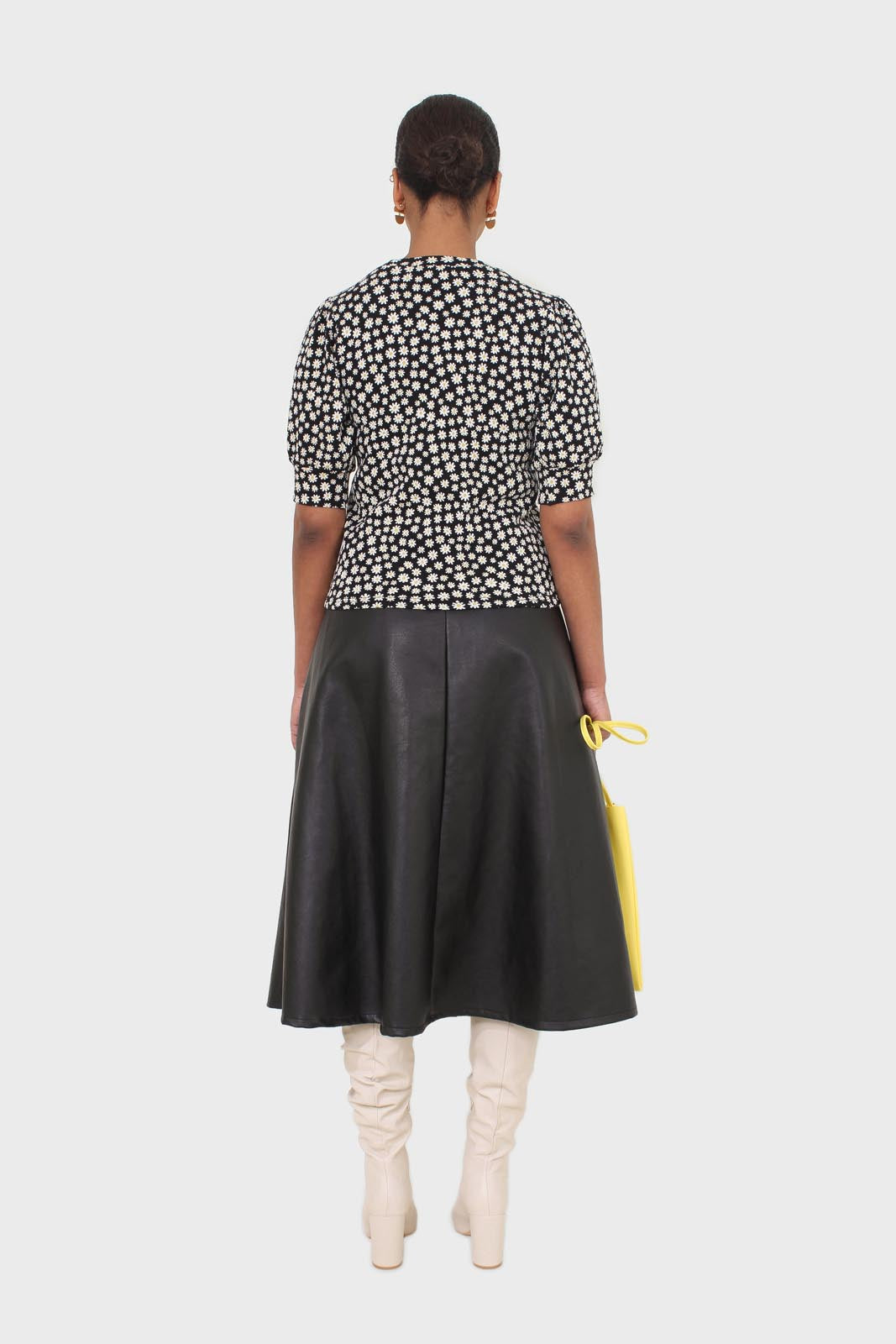 Black and white daisy puff sleeved top