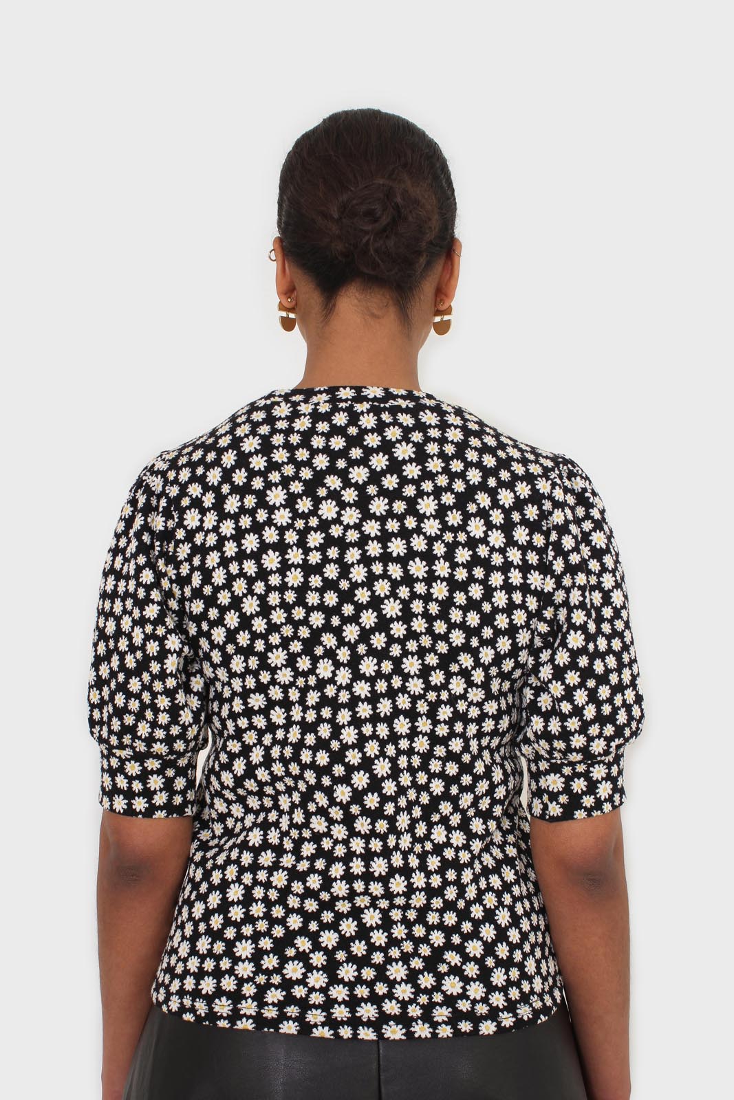Black and white daisy puff sleeved top