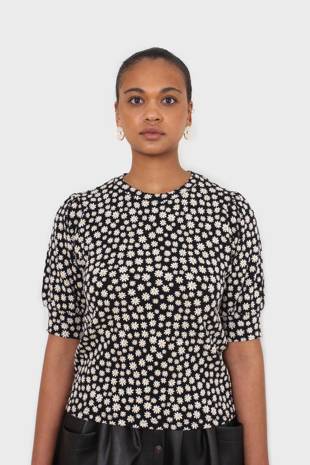Black and white daisy puff sleeved top