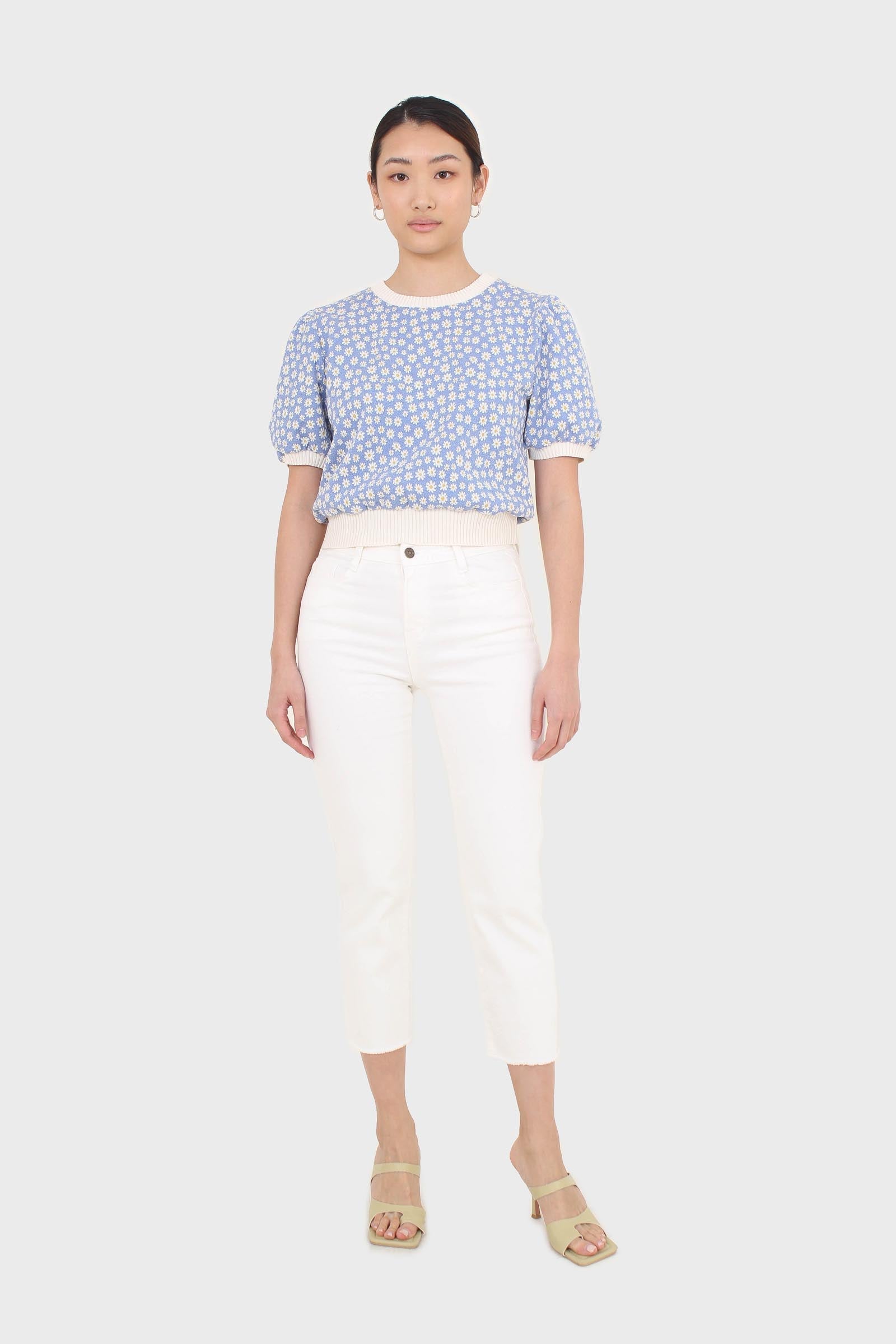 Blue and white daisies short puff sleeved top