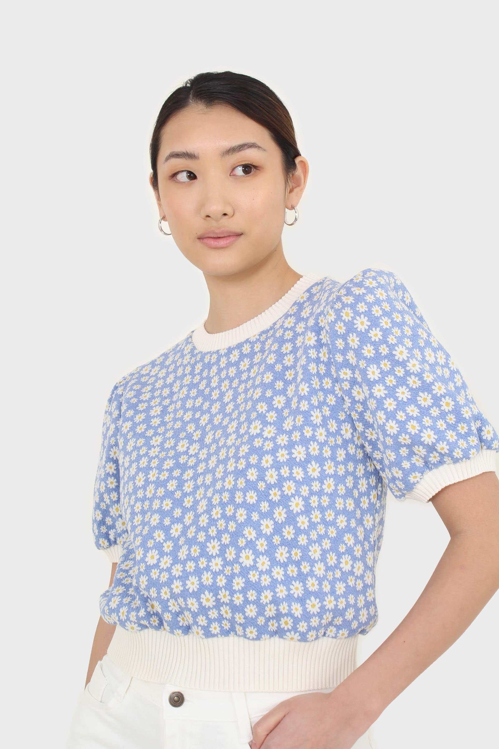Blue and white daisies short puff sleeved top