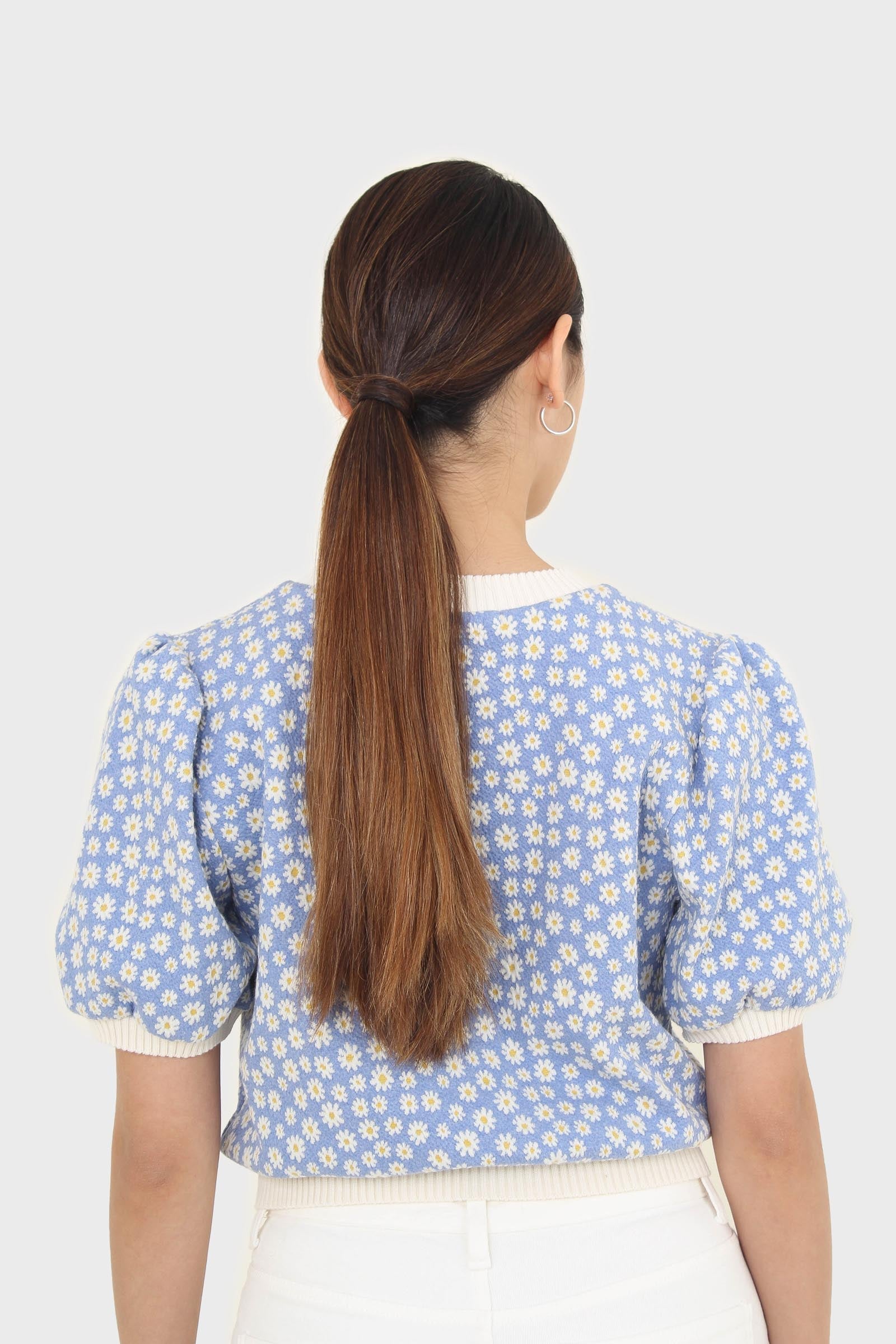 Blue and white daisies short puff sleeved top