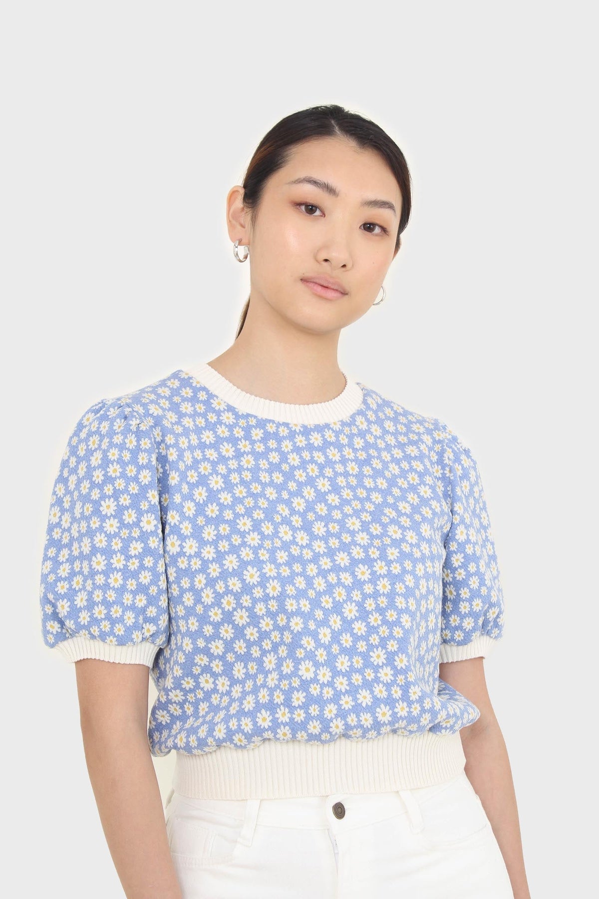 Blue and white daisies short puff sleeved top