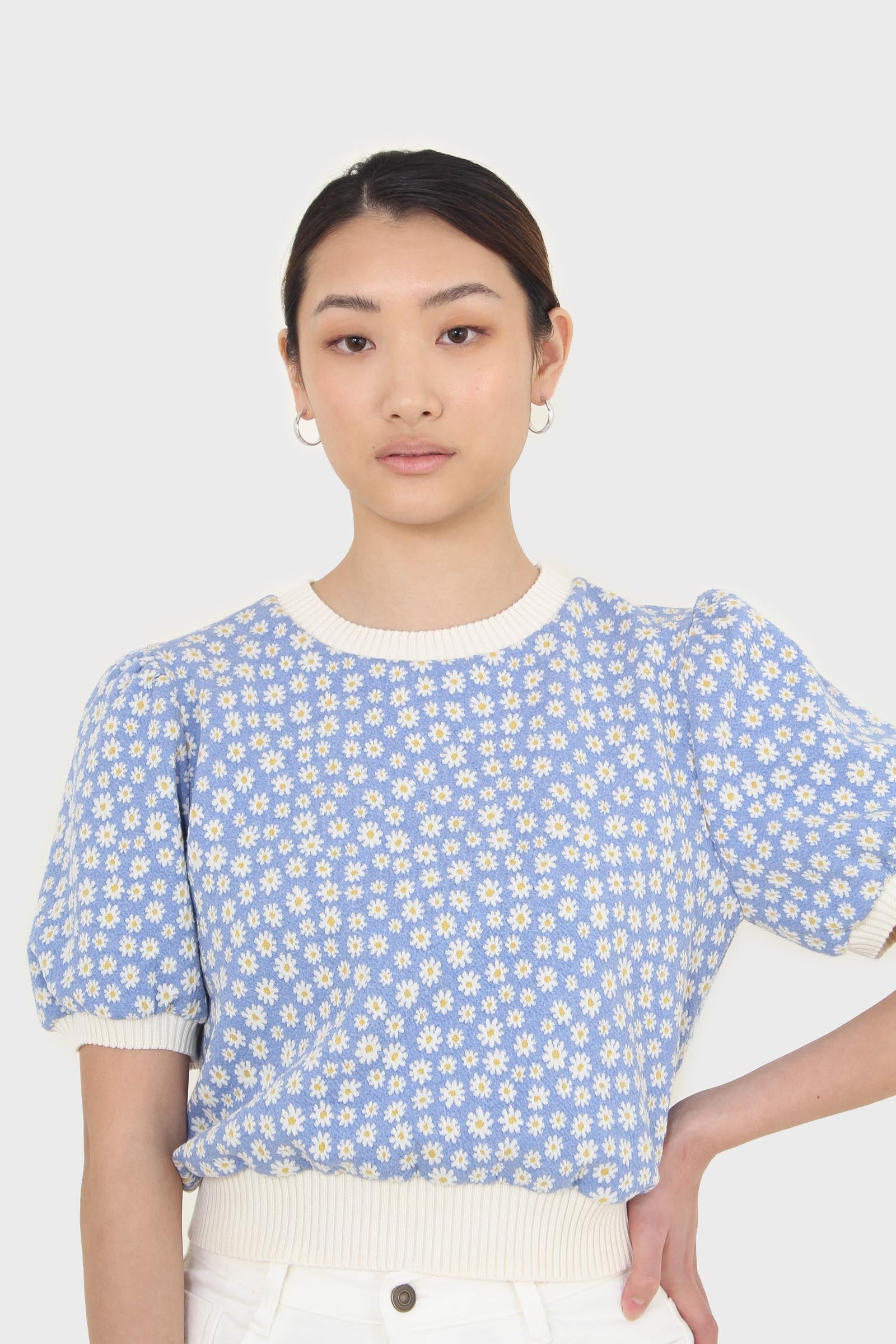 Blue and white daisies short puff sleeved top