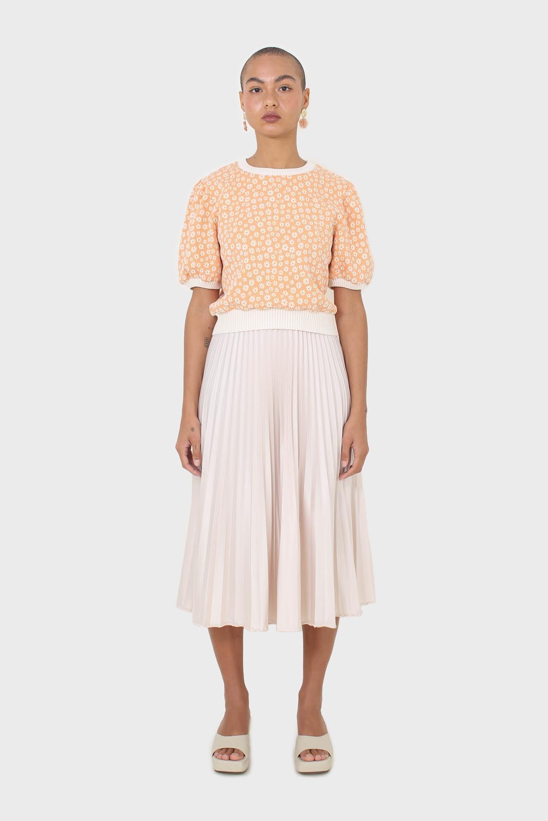 Orange and white daisies short puff sleeved top