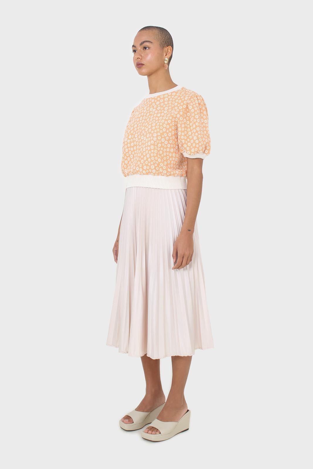 Orange and white daisies short puff sleeved top