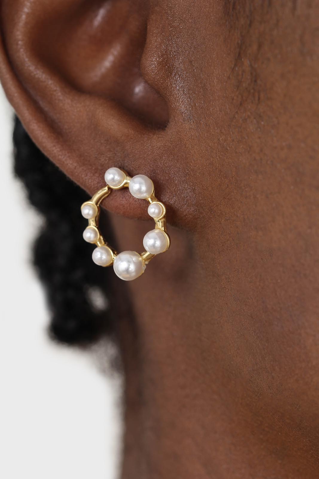 Gold dot pearls earrings