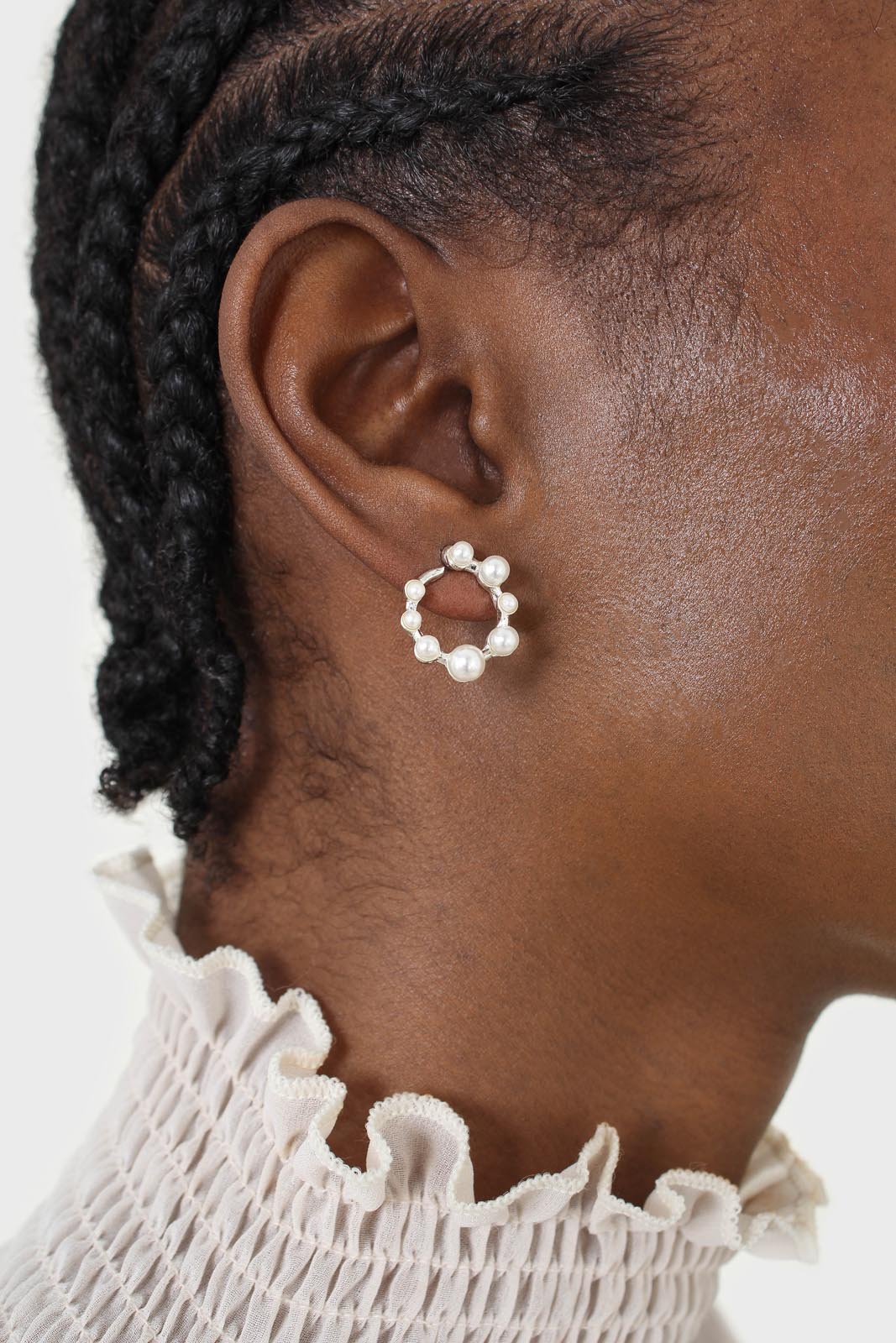 Silver dot pearls earrings